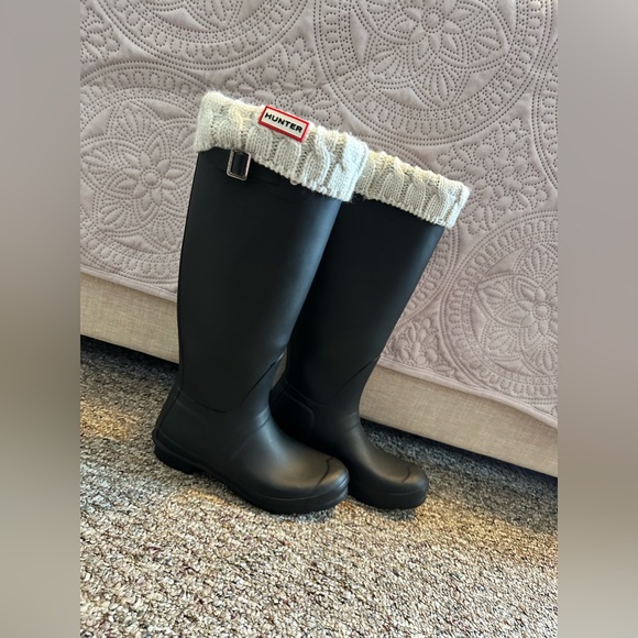 Hunter women’s original tall rain boots w/boot liners. - Picture 3 of 4